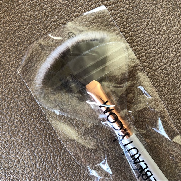 LUXIE 560 MEDIUM FAN BRUSH-FLAWLESS - Picture 8 of 9